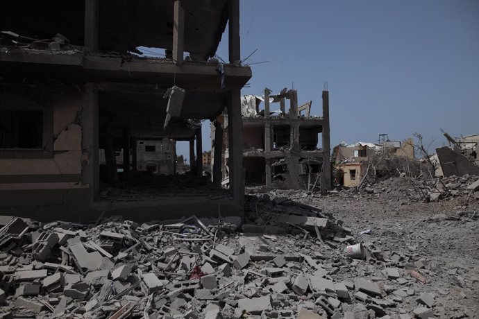 Edificios destruidos a causa de los bombardeos del Ejército de Israel contra el campamento de refugiados de Al Bureij, en el centro de la Franja de Gaza (archivo)