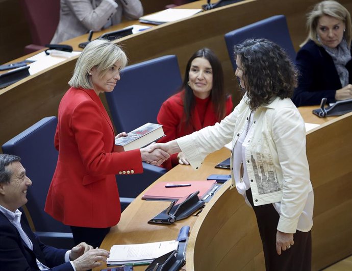 La diputada del PSPV-PSOE Mercedes Caballero entrega a la consellera Elisa Núñez el libro 'El holocausto español'.