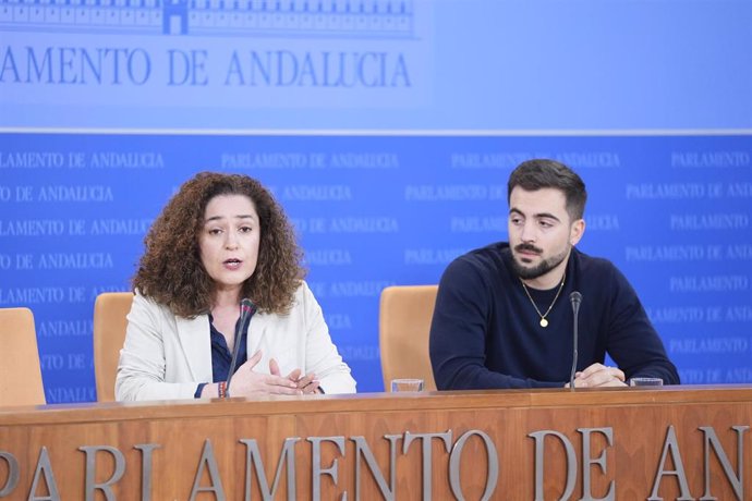 La portavoz del Grupo Parlamentario Por Andalucía, Inma Nieto, y el diputado José Manuel Gómez Jurado, este miércoles en rueda de prensa.