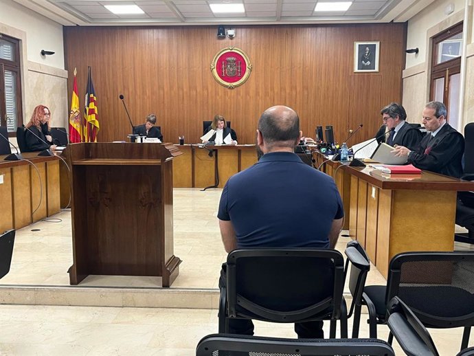 El acusado de abusos sexuales a su hija, sentado para el juicio en la Audiencia.