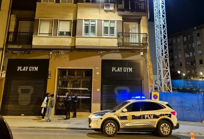 Imatge de l'edifici desallotjat en l'avinguda Constitució de València després de produir-se un clevill.