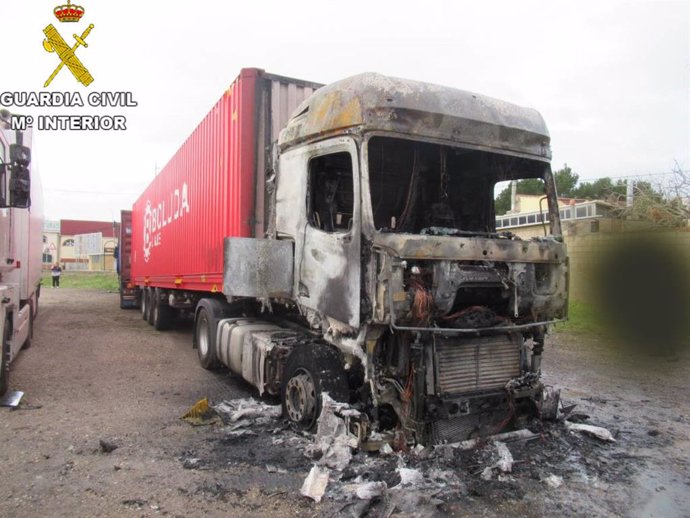 Uno de los camiones incendiados en Chiclana de la Frontera.