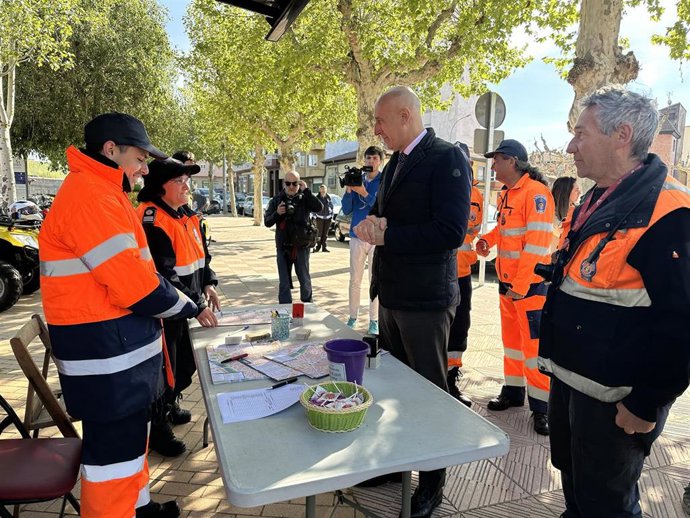El alcalde de León, José Antonio Diez, durante la visita al Punto de Atención al Peregrino.