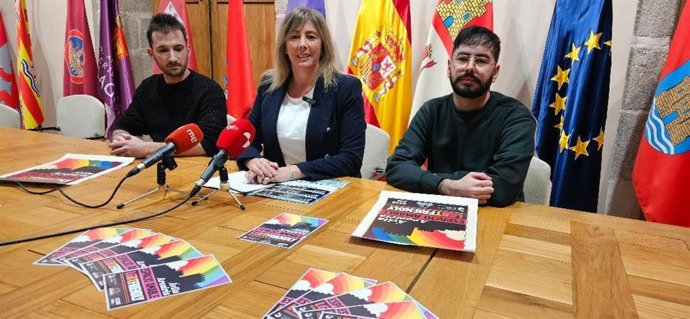 La teniente de alcalde de Servicios Sociales del Consistorio abulense, Paloma del Nogal, junto con Héctor Colino, presidente de ArcoÁvila, y Daniel Muñoz, autor de la ilustración