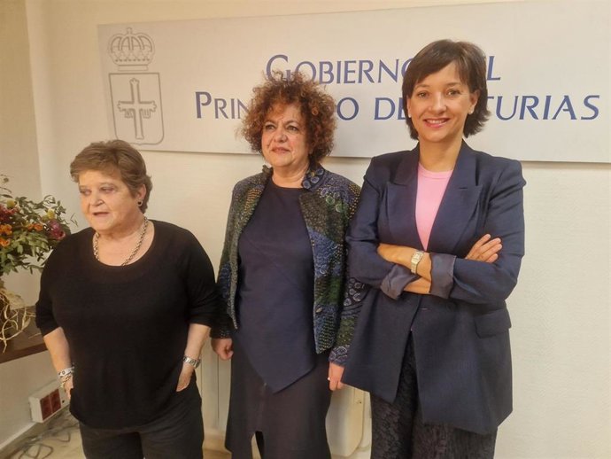 La consejera de Derechos Sociales y Bienestar, Marta del Arco, en el centro.