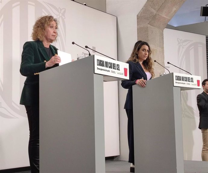 La consellera de Territorio de la Generalitat, Ester Capella, y la portavoz del Govern, Patrícia Plaja, en rueda de prensa
