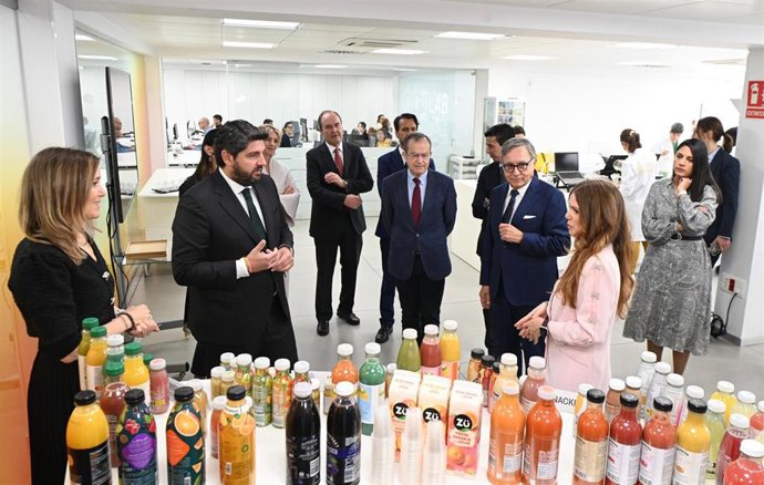 El presidente del Gobierno regional, Fernando López Miras, durante su visita a las instalaciones de la multinacional murciana AMC Globa