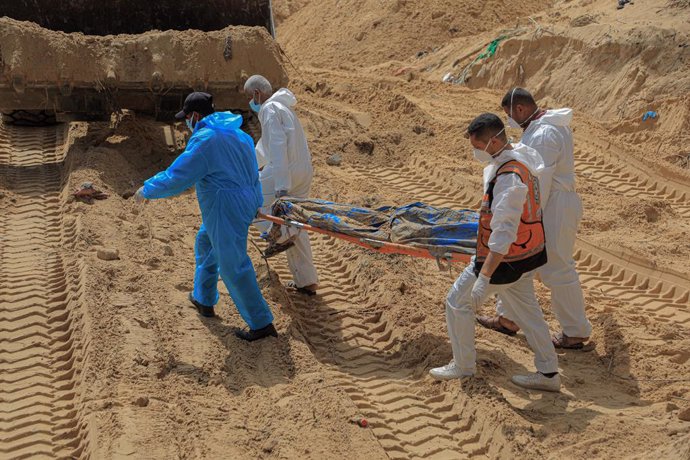 Trabajos de exhumación de cadáveres en una fosa común en el Hospital Naser de la ciudad de Jan Yunis, en el sur de la Franja de Gaza