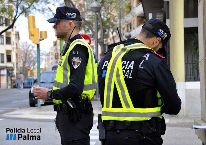 Dos agentes de la Policía Local de Palma durante un control.