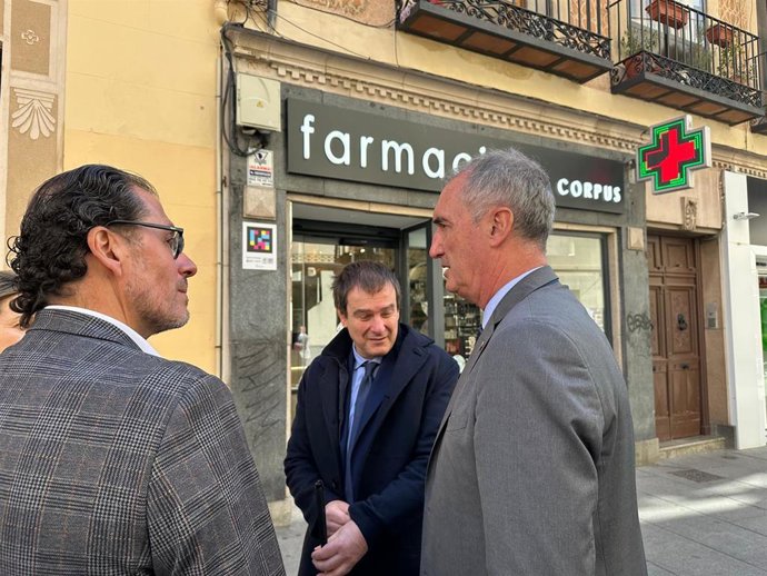 El alcalde Mazarías (d), con el director de ONCE en Segovia, Claudio Congosto, y el delegado en Castilla y León, Ismael Pérez (de Espaldas)