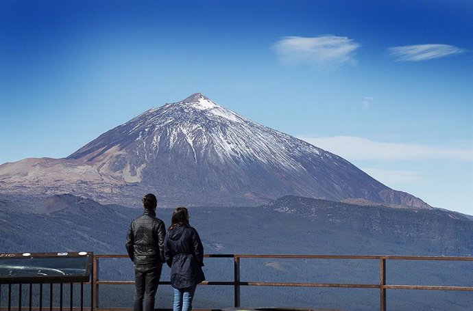 Archivo - Dos personas observarn el Teide