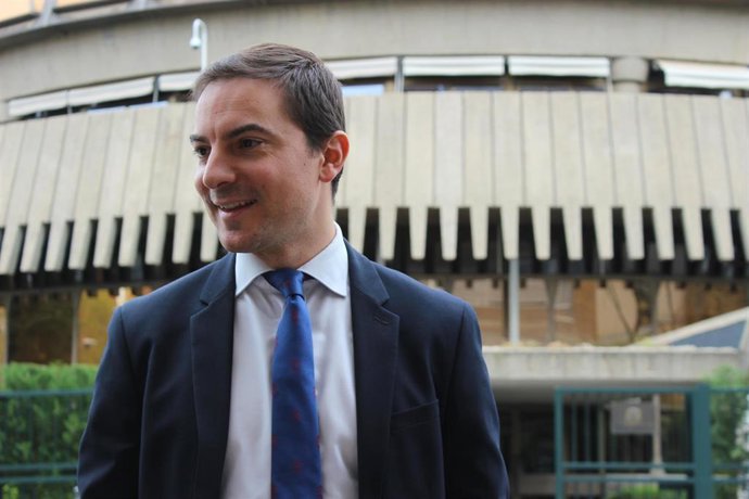 El secretario general del PSOE-M, Juan Lobato, tras presentar un recurso ante el Tribunal Constitucional