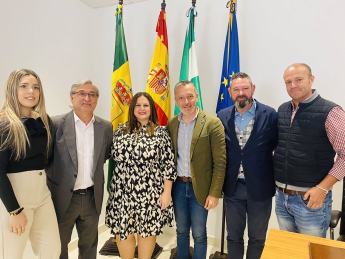 Ana Cristina Arévalo, en el centro, junto al anterior alcalde socialista, José Antonio López, y el secretario de Organización del PSOE, Rafael Recio.