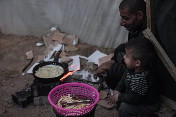 Archivo - March 13, 2024, Deir Al Balah, Gaza Strip, Palestine: Gaza, Palestine. 13 March 2024. Displaced Palestinians cook very basic food outside their tents around the Shuhada al-Aqsa Hospital in Deir al-Balah, in the middle area of the Gaza Strip. The