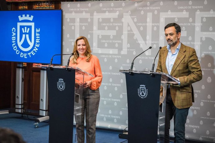 La presidenta del Cabildo de Tenerife, Rosa Dávila, y el vicepresidente, Lope Afonso, en rueda de prensa