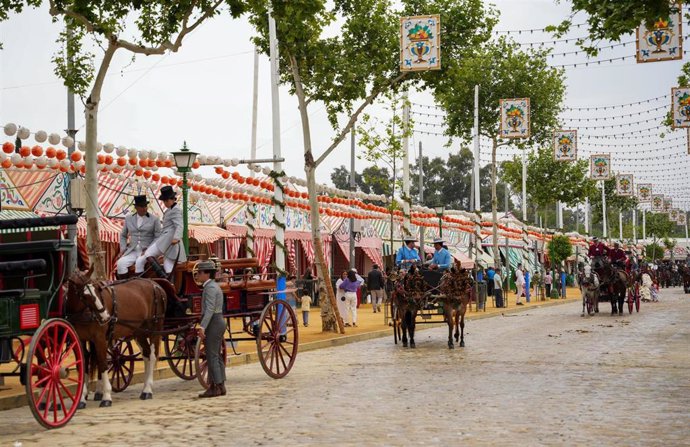 Coche de caballos pasean por la feria. A 19 de abril de 2024, en Sevilla (Andalucía, España). Ambiente en el real de la feria de Abril.