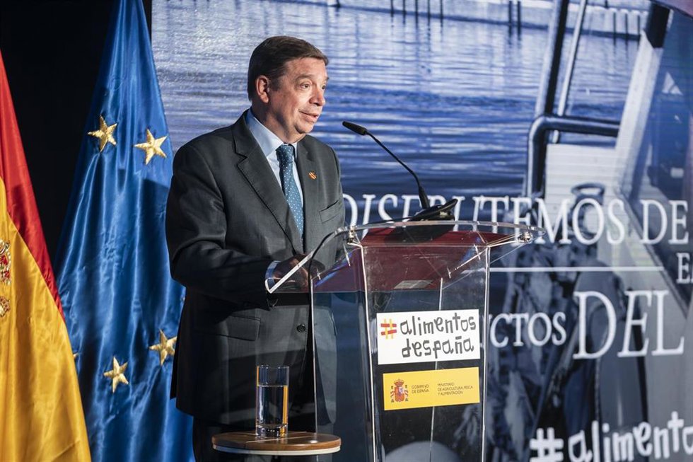 Archivo - El ministro de Agricultura, Pesca y Alimentación, Luis Planas, durante la presentación de la campaña Disfrutemos de un país infinito en productos del mar y recetas
