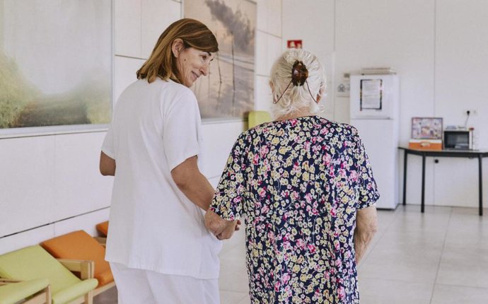 Profesional sanitario atendiendo a paciente del Programa para la Atención Integral de Personas con Enfermedades Avanzadas