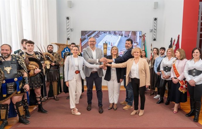 Los alcaldes de Cartagena y Santomera durante el acto de presentación del traslado del fuego durante las fiestas de Carthagineses y Romanos