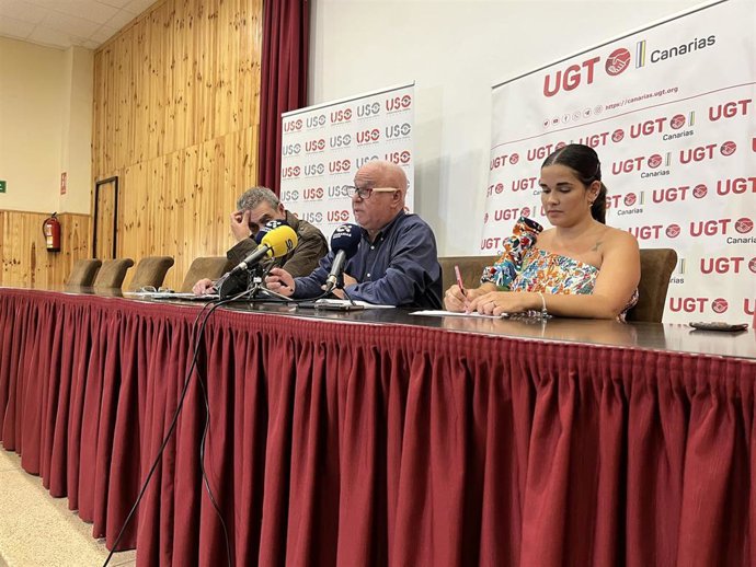 Los secretarios generales de UGT y CCOO en Canarias, Manuel Navarro e Inocencio González, y la secretaria de Organización y Finanzas de USO Canarias, Itahisa Torres
