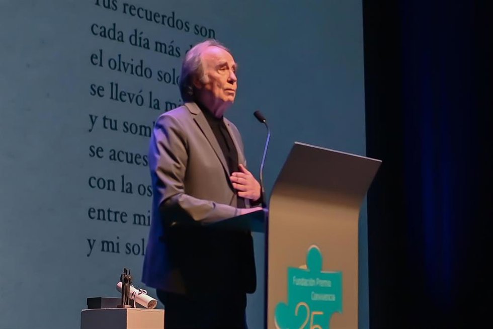 Archivo - El cantautor Joan Manuel Serrat, interviene durante el premio internacional Convivencia Ciudad de Ceuta, a 14 de marzo de 2024, en Ceuta.