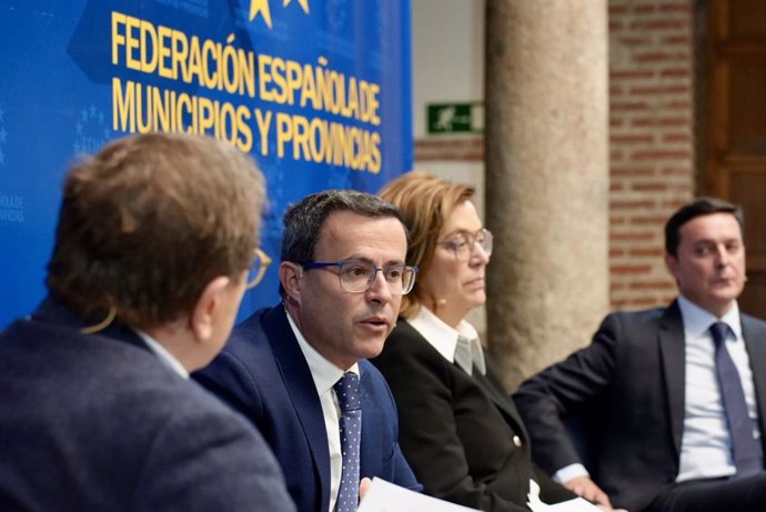 El presidente de la Diputación de Badajoz presente el plan contra la exclusión financiera de la institución provincial