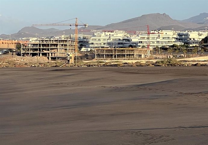 Archivo - Construcción de un hotel en la playa de La Tejita