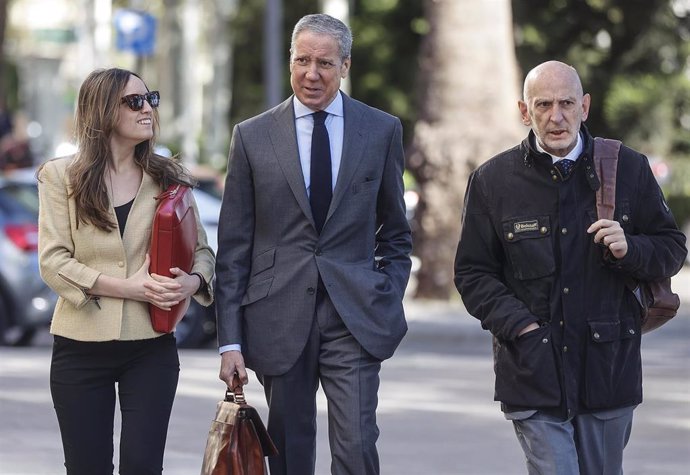 El expresidente de la Generalitat y exministro, Eduardo Zaplana (c), junto a sus letrados, en imagen de archivo