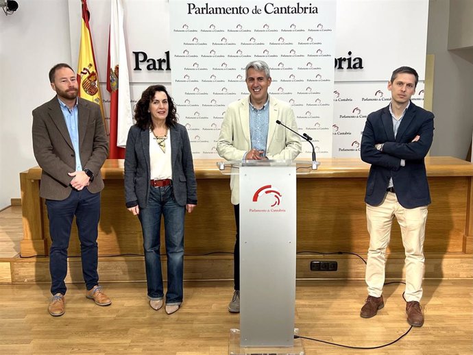 El secretario general del PSC-PSOE, Pablo Zuloaga, y los diputados Ana Belén Álvarez, Jorge Gutiérrez y Mario Iglesias