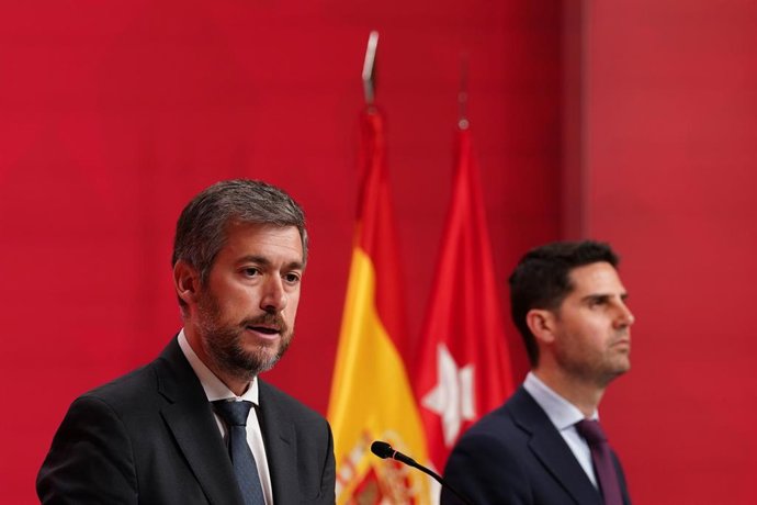 El consejero de Presidencia, Justicia y Administración Local, Miguel Ángel García, en rueda de prensa junto al consejero madrileño de Educación, Emilio Viciana