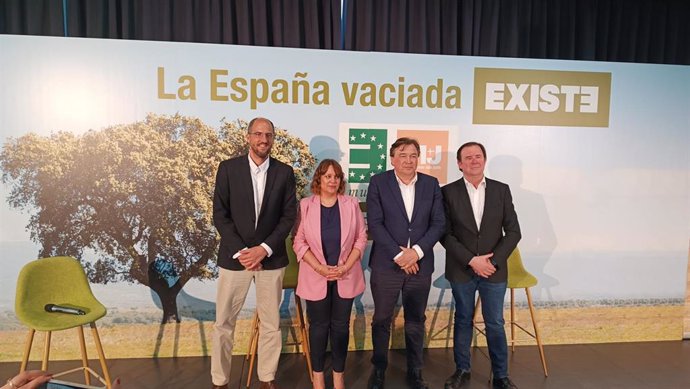 El cabeza de lista a las elecciones europeas por la coalición 'Existe', Tomás Guitarte, anuncia que la alianza electoral suma cerca de 100 formaciones políticas relativas a la España Vaciada para los comicios del próximo 9 de junio, en Madrid.