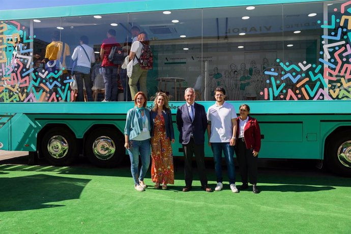 El alcalde de Sevilla, José Luis Sanz, durante su visita al autobús de 'Ruta del Empleo' de la Fundación Adecco.