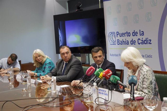 La presidenta de la Autoridad Portuaria de la Bahía de Cádiz, Teófila Martínez, en rueda de prensa junto al consejero de Turismo, Cultura y Deporte de la Junta de Andalucía, Arturo Bernal, y otras autoridades locales y provinciales.