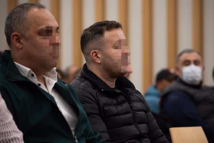El acusado Juan Carlos Santórum (d) en el banquillo de la Audiencia de Pontevedra, en Vigo, en el juicio contra él y otros 27 acusados por el alijo de 3,8 toneladas de cocaína del MV Karar.