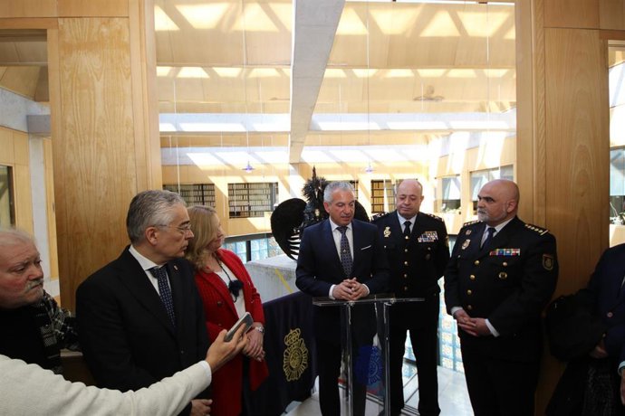 El delegado del Gobierno en Castilla y León, Nicanor Sen, en la presentación en la Comisaría Provincial de Burgos de la columna en conmemoración de los 200 años de la Policía Nacional.