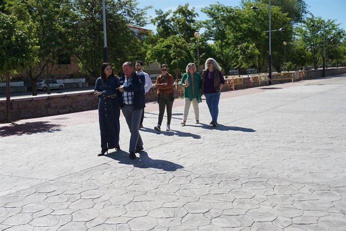 La delegada de Empleo, María Dolores Gálvez, y el alcalde de Belalcázar, Francisco Luis Fernández, visitando la zona donde se han hecho las actuaciones.