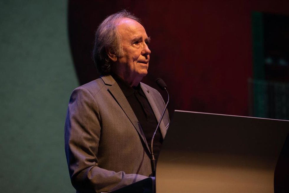 Archivo - El cantautor Joan Manuel Serrat, interviene durante el premio internacional Convivencia Ciudad de Ceuta, a 14 de marzo de 2024, en Ceuta (España). 