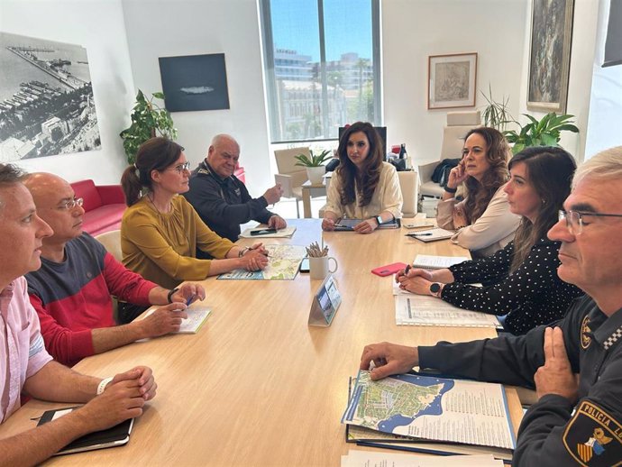 El Ayuntamiento de Alicante habilita lanzaderas en la terminal de cruceros para mejorar la movilidad de los turistas