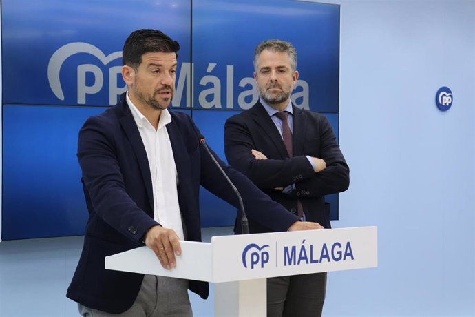El coordinador general del PP de Málaga, Cristóbal Ortega, junto al vicesecretario de Málaga Productiva de la formación y concejal de Economía y Hacienda en el Ayuntamiento de Málaga, Carlos Conde, han anunciado mociones en los Ayuntamientos.