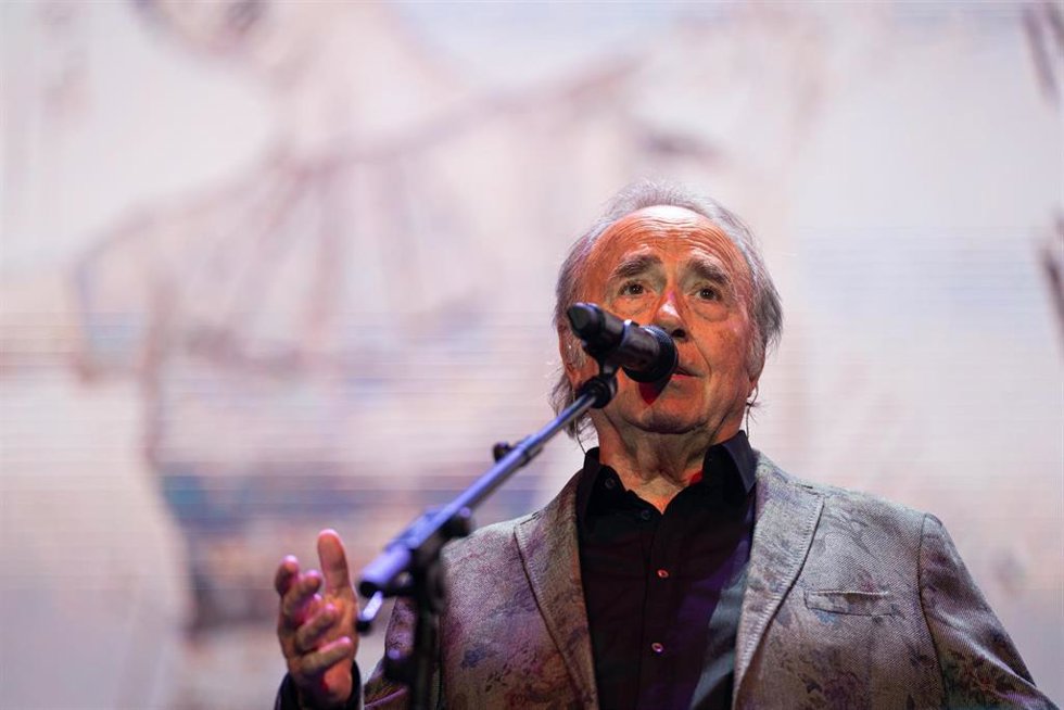 Archivo - El cantautor Joan Manuel Serrat durante un concierto en el Palau de Sant Jordi, a 20 de diciembre de 2022, en Barcelona, Catalunya (España). El cantautor Joan Manuel Serrat inicia su serie de tres últimos conciertos de la gira de despedida 'El