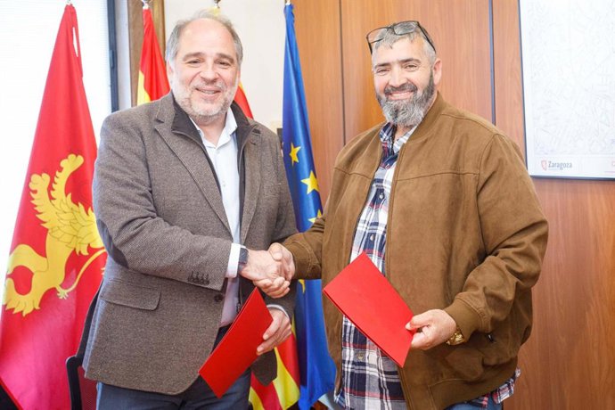 El consejero municipal de Participación y Régimen Interior, Alfonso Mendoza, y el presidente de la Asociación Industrial de Feriantes de Zaragoza, Ángel Barata.