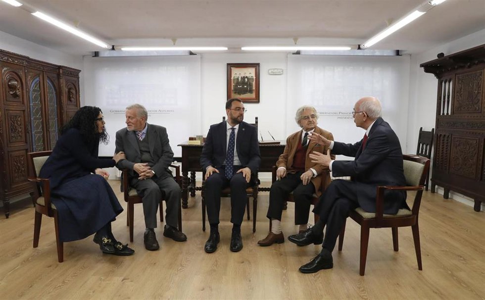 Vanessa Gutiérrez, Xuan Xosé Sánchez Vicente, Adrián Barbón, Lluis Xabel Álvarez y Xosé Lluis García Arías. Los tres fundadores de Conceyu Bable en el despacho de Belarmino Tomás del Palacio de Presidencia.