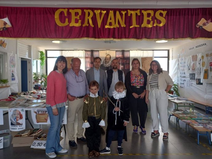 Visita del delegado de Desarrollo Educativo y FP de la Junta en Huelva, Carlos Soriano,  visita el CEIP Emilio Pérez Molina de Paymogo (Huelva).