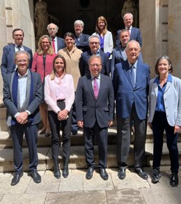 El presidente de la Cámara de Barcelona, Josep Santacreu, junto a los participantes en la Mesa.
