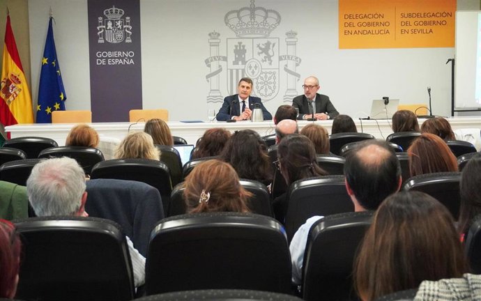 El subsecretario de Agricultura, Pesca y Alimentación, Ernesto Abati, y el delegado del Gobierno en Andalucía, Pedro Fernández, en las jornadas celebradas en Sevilla capital.