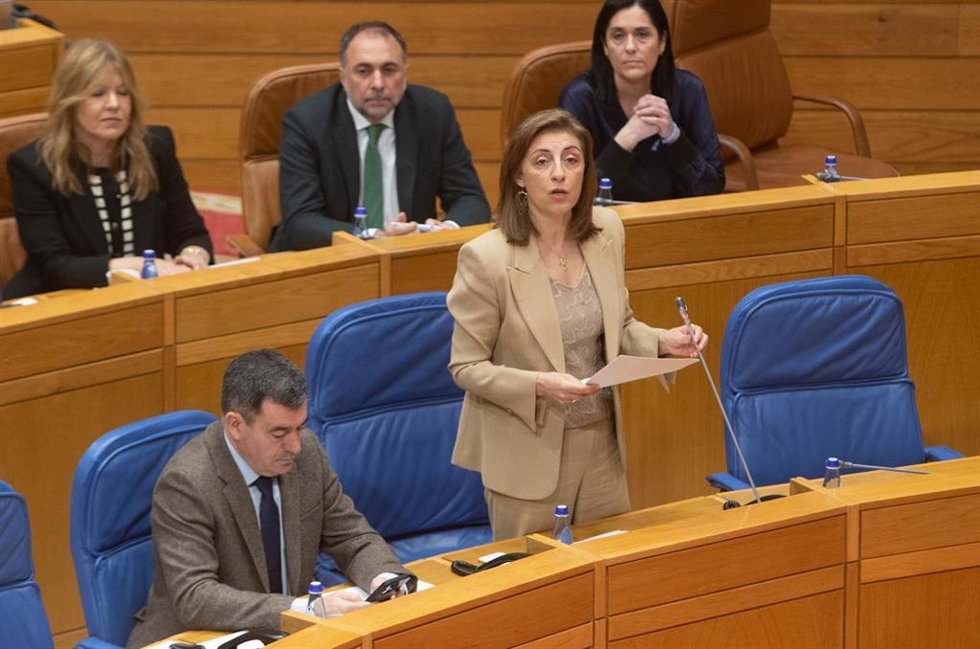 La conselleira de Medio Ambiente e Cambio Climático, Ángeles Vázquez, en el pleno del Parlamento este miércoles