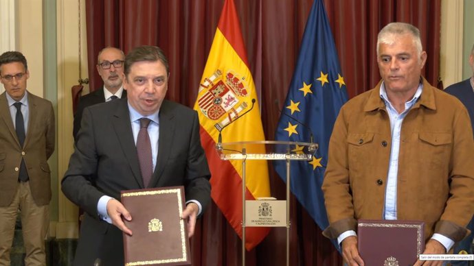 El ministro de Agricultura, Pesca y Alimentación, Luis Planas, y el coordinador de Unión de Uniones, Luis Cortés, firman un acuerdo