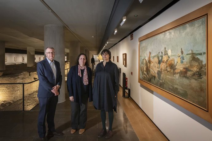 La directora general de Patrimonio Cultural, Pilar Tébar Martínez, a directora adjunta del IVAM, Sonia Martínez; y el comisario, Vicente Pla Vivas, presentan la muestra ‘Pinazo: identidades’