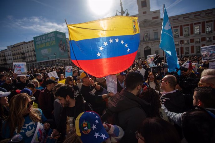 Archivo - February 4, 2024, Madrid, Spain: A Venezuelan flag is held high amid a crowd of protesters during the demonstration. Venezuelan residents in Madrid and supporters of the opposition to the Venezuelan government of Nicolas Maduro have gathered thi