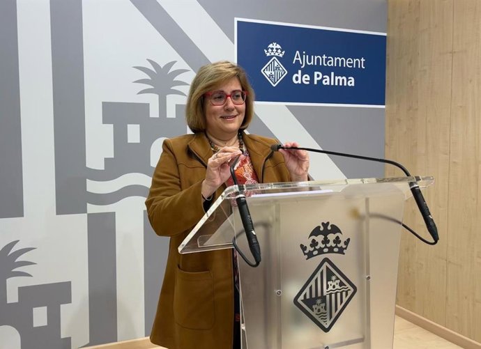 Archivo - La portavoz del equipo de gobierno del Ayuntamiento de Palma, Mercedes Celeste, en rueda de prensa.